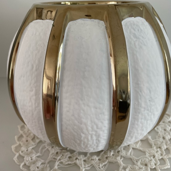 A beautiful textured ceramic flower vase - Picture 8 of 13